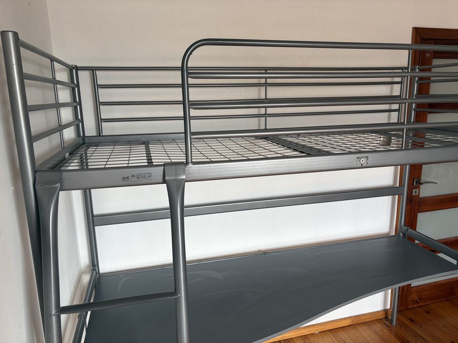 Łóżko piętrowe Ikea SVÄRTA z biurkiem