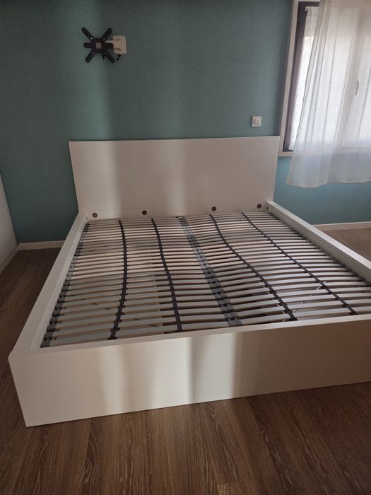 Cama branca com arrumação 2m