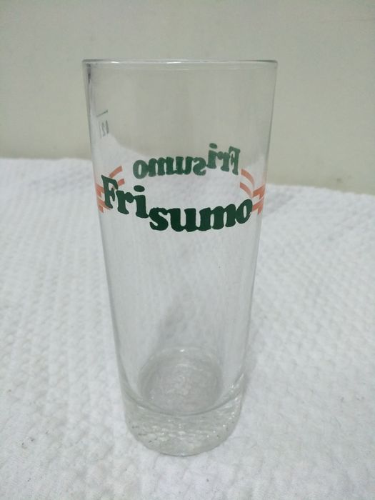 Grande variedade de copos com publicidade para coleção