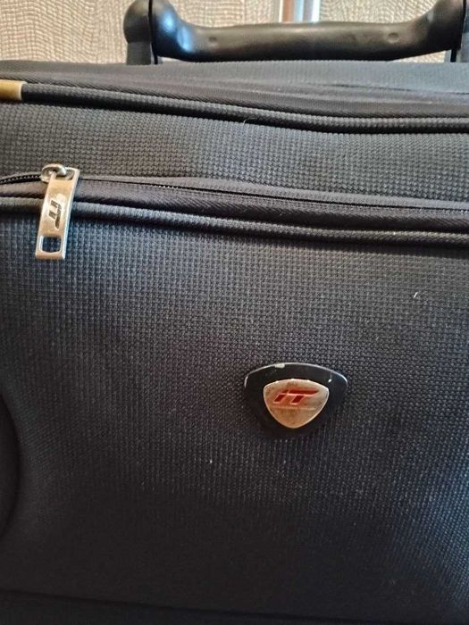Текстильный чемодан британского бренда IT Luggage (International Traveller) размер 67х43х25 см