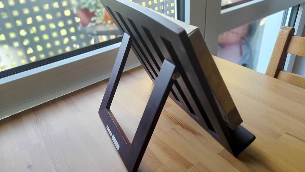 Oryginalny obraz z pieniędzmi na szczęście na stylowej podstawce
