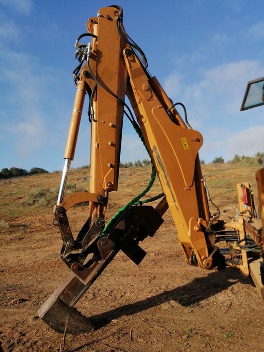 Serviços Retro-escavadora com rachador e trator agrícola.