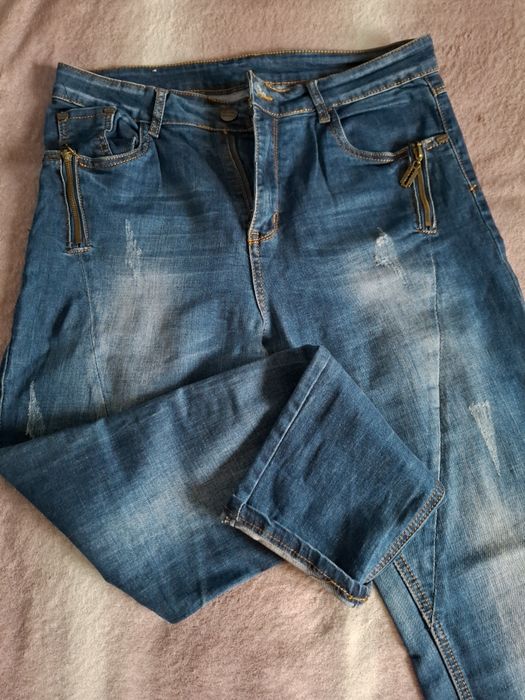 Джинси ,завужені до низу