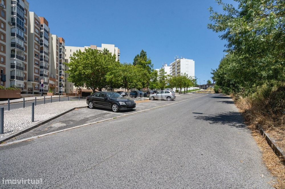 Apartamento T2 com Garagem para Arrendamento - Metro do Campo Grande