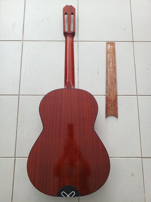 Guitarra espanhola admira modelo Juanita para recuperar com oferta