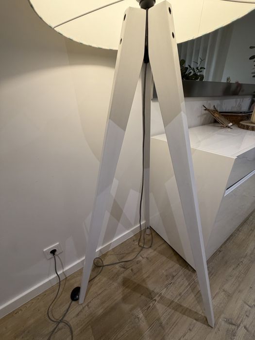 Candeeiro de pé com abajur em tecido