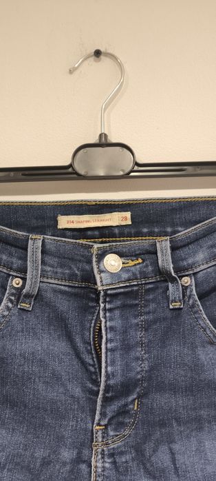 Levi's jeans shapping straight 28