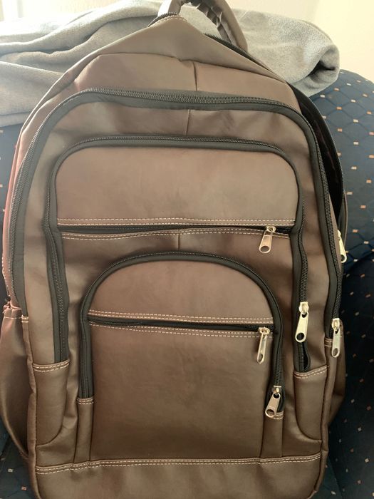 Mochila de pele, com dimensões 55 x 25 x 35