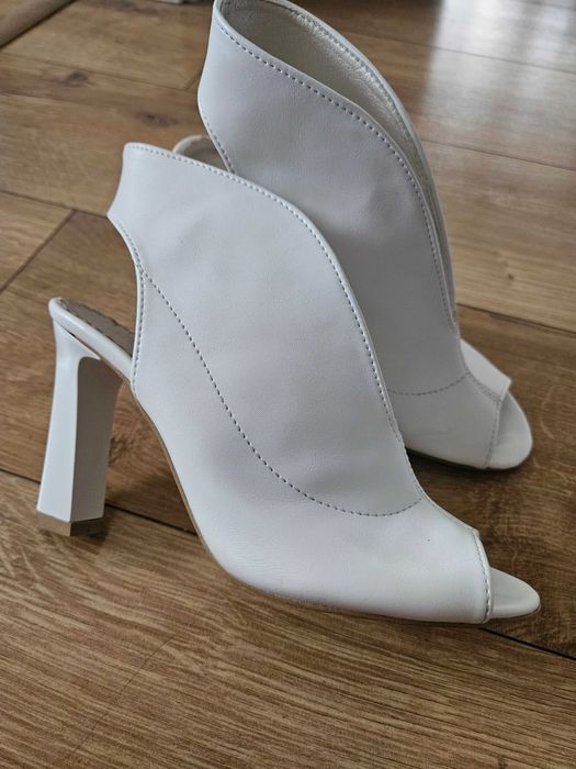 Białe buty na obcasie