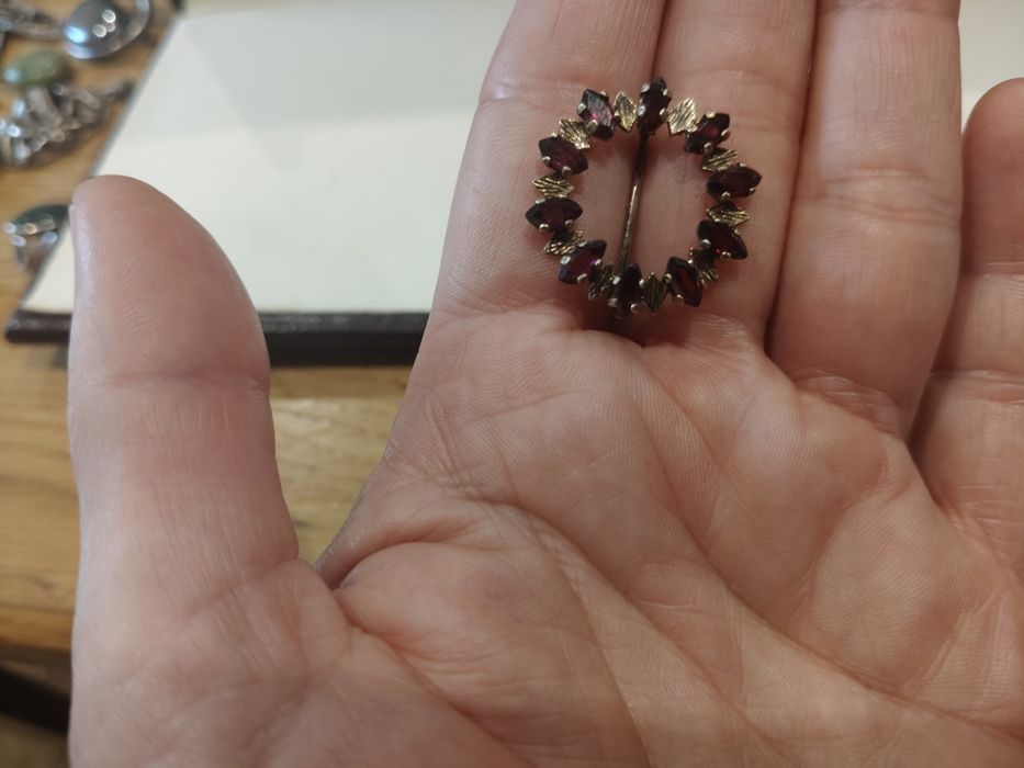 Stara złocona broszka z granatami