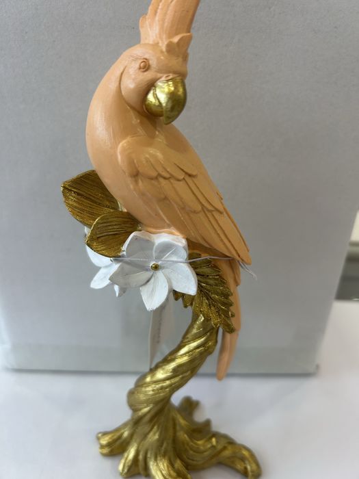 Estatueta Decorativa Papagaio / Catatua Exótica em Pedestal Dourado