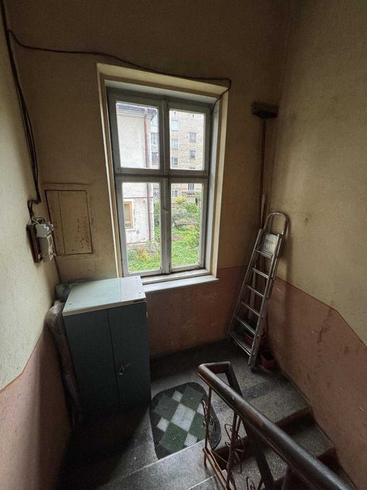 Продаж будинку з земельною ділянкою в центрі