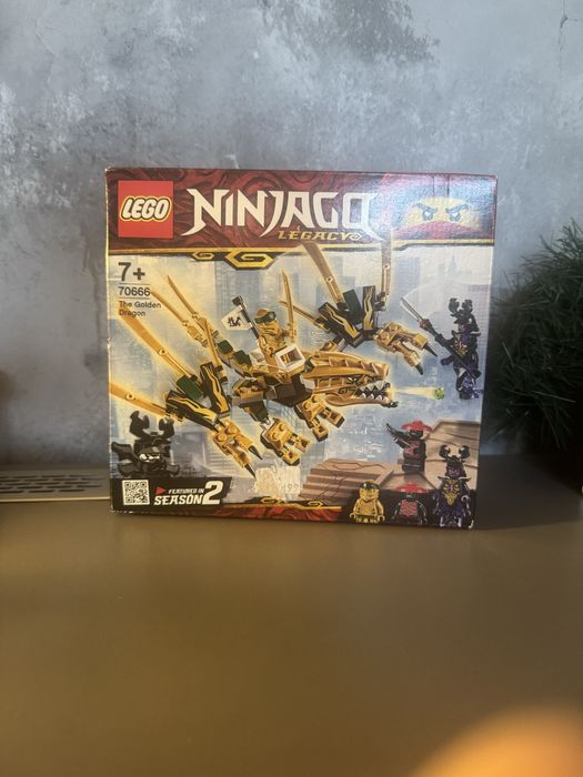 Witam mam na sprzedaz rzadki zestaw lego niniago. Legacy zloty loyd.