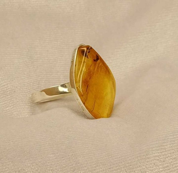 Srebrny pierścionek z bursztynem
