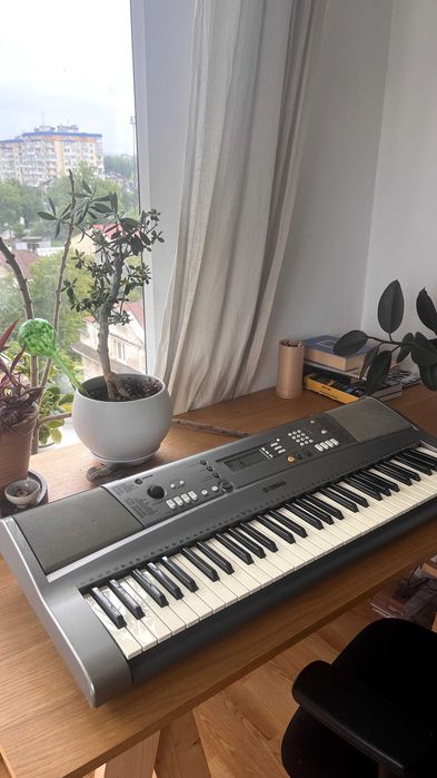 синтезатор, електронне піаніно Yamaha PSR R300
