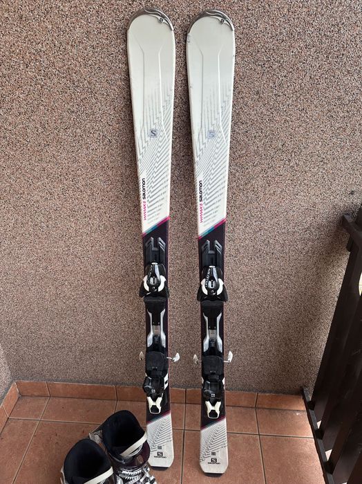 Narty , buty narciarskie, gogle narciarskie i kask