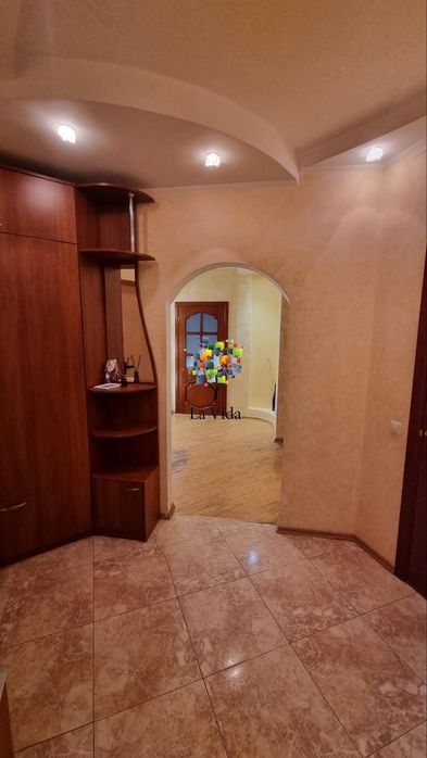 Продаж 2-к квартири з ремонтом та меблями, вул. Милославська, 45