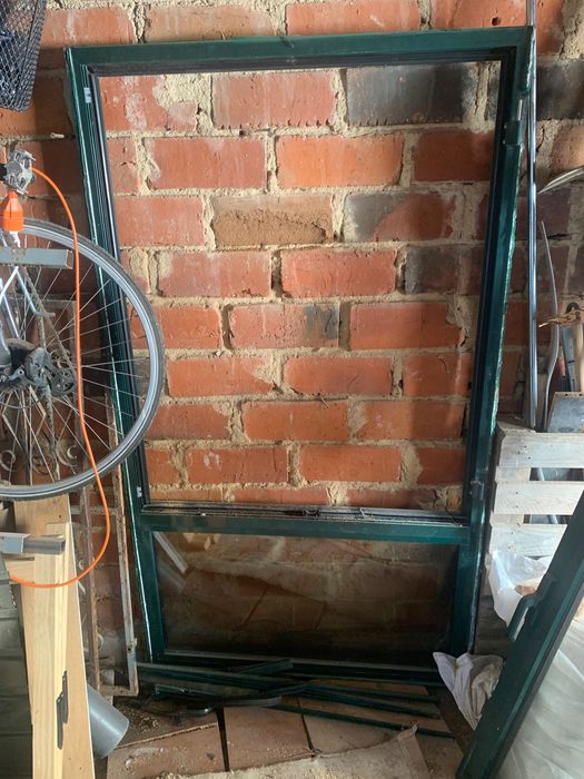 Janela de alumínio com bandeira