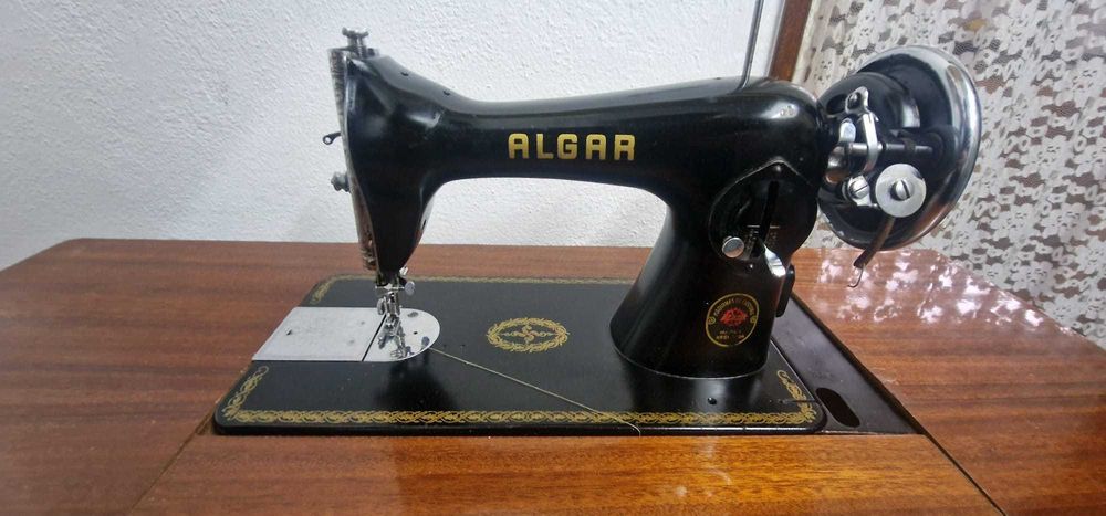 Máquina de Costura Antiga ALGAR – Funcional – Mesa Original