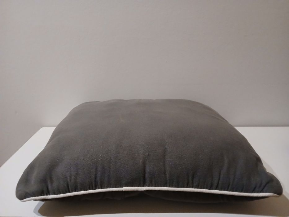 Conjunto de quatro almofadas cinza escuro