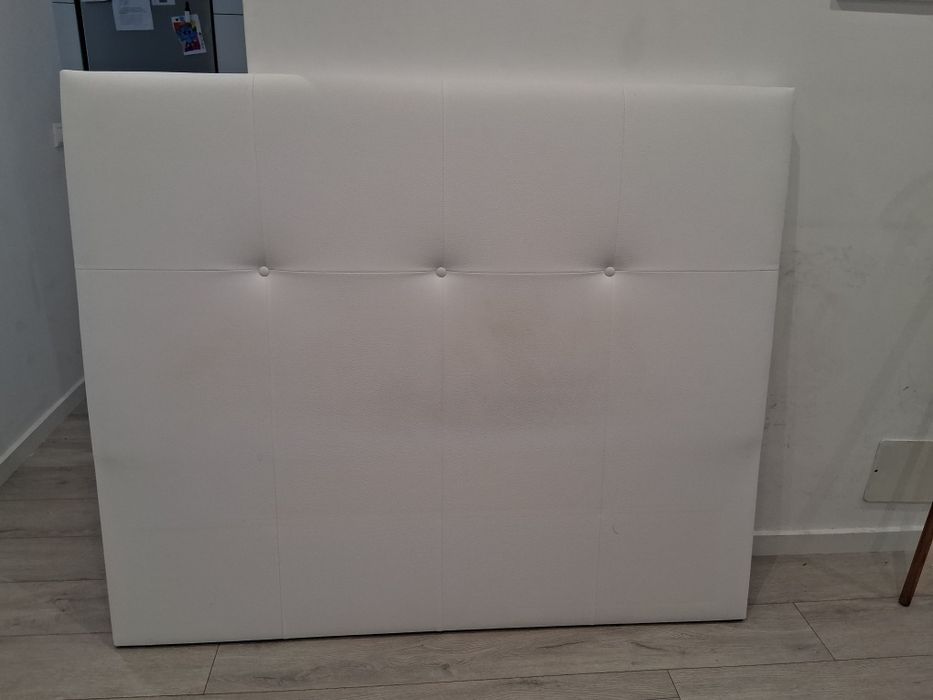 Cabeceira cama em pele branca