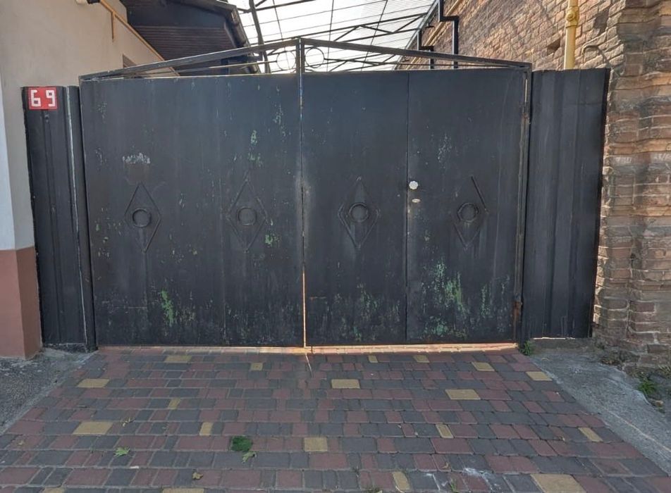 Металеві ворота в гарному стані
