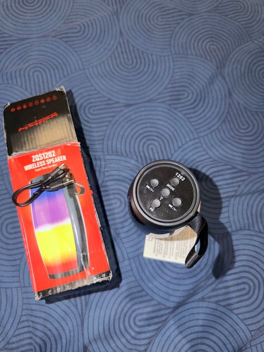 Coluna Bluetooth Portátil com LED e Rádio FM – Nova na caixa