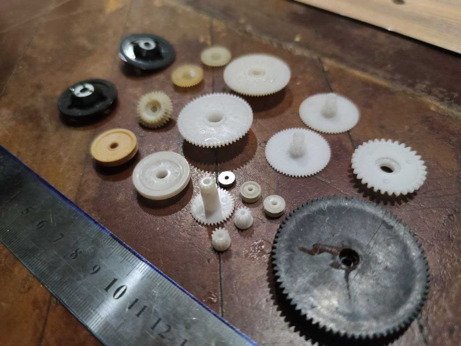Набор разных шестерёнок разных размеров