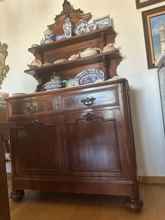 Móvel com alçado em madeira e mármore.