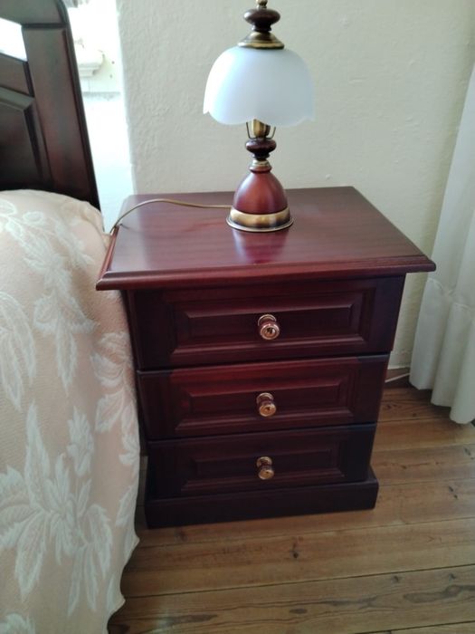 Duas mesas de cabeceira