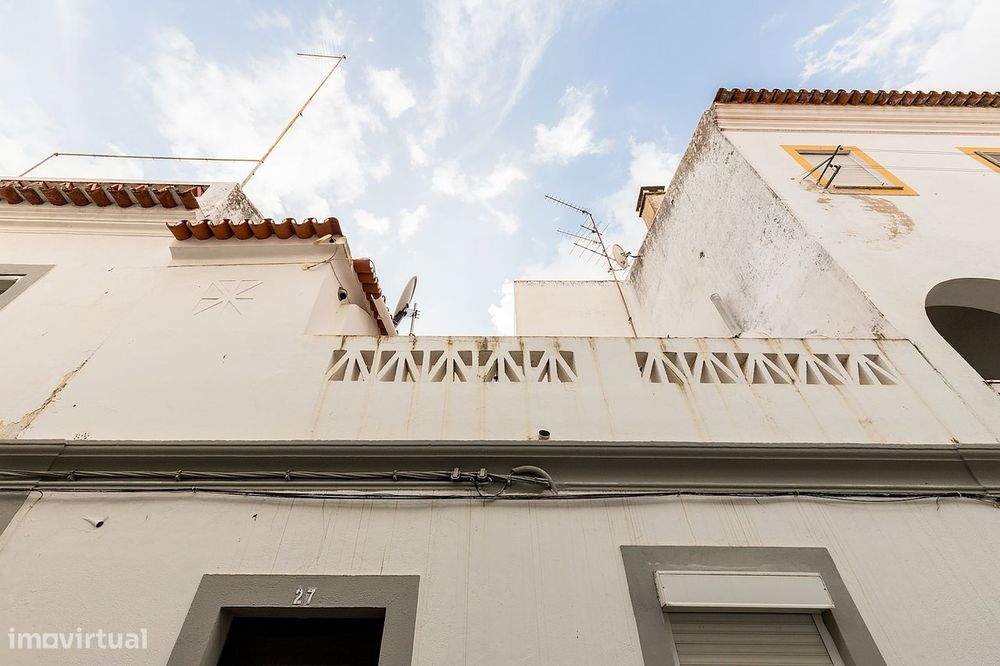 Moradia T3 de Rés do Chão e 1º Andar c/ Terraço no Centro Histórico de