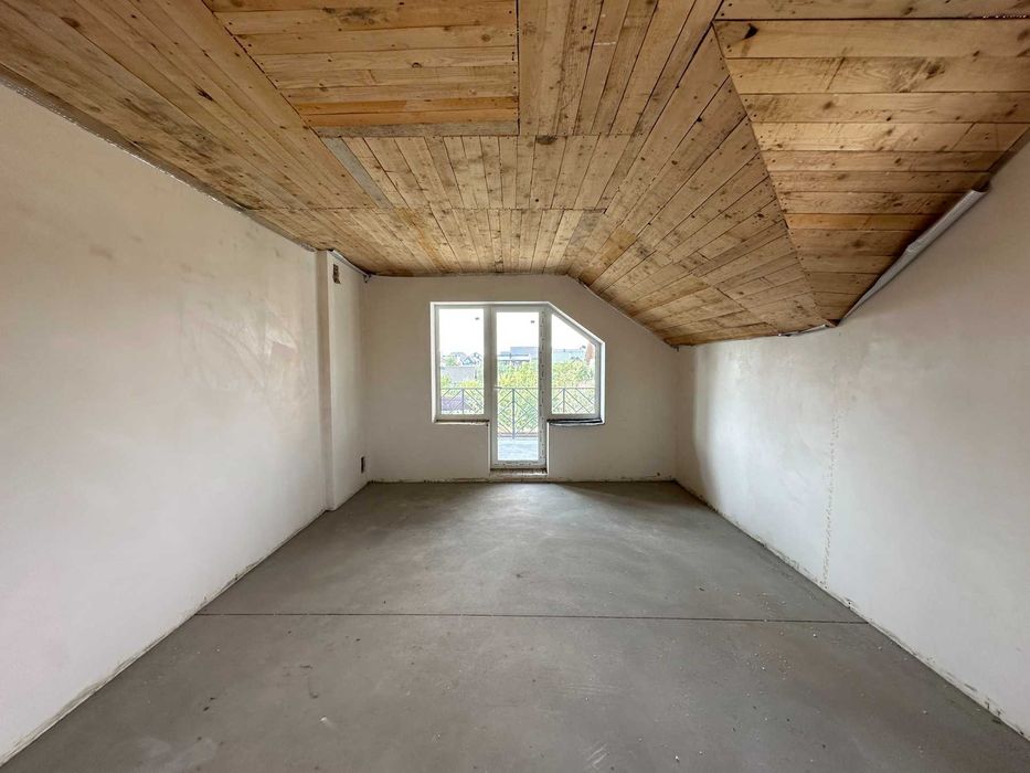 Великий будинок у Крихівцях з ділянкою 6 сот.!