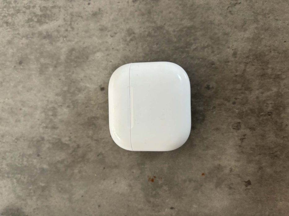 Apple AirPods 4.