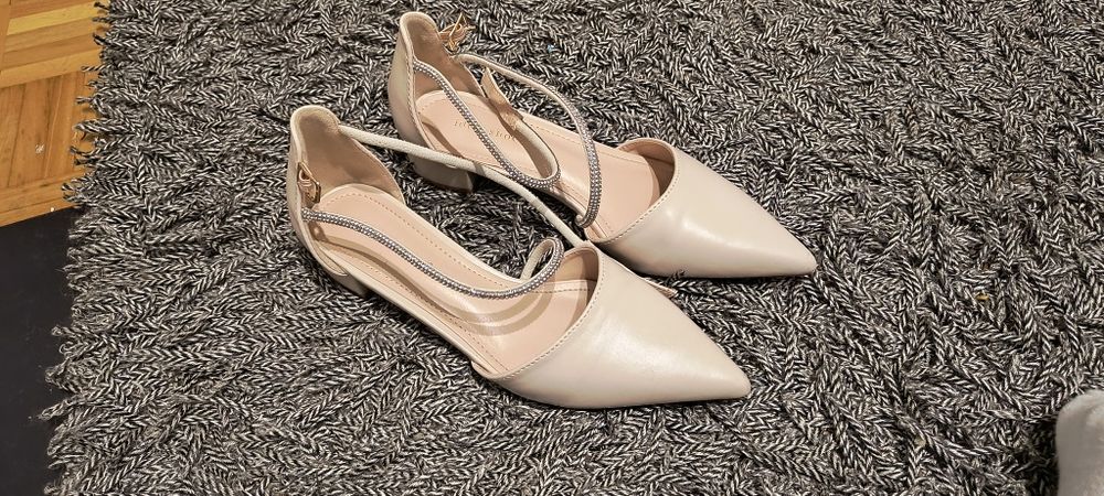 Śliczne beżowe buty r. 38