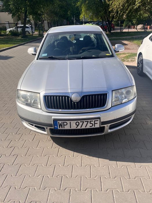 Sprzedam Skodę Super B z hakiem garażowany