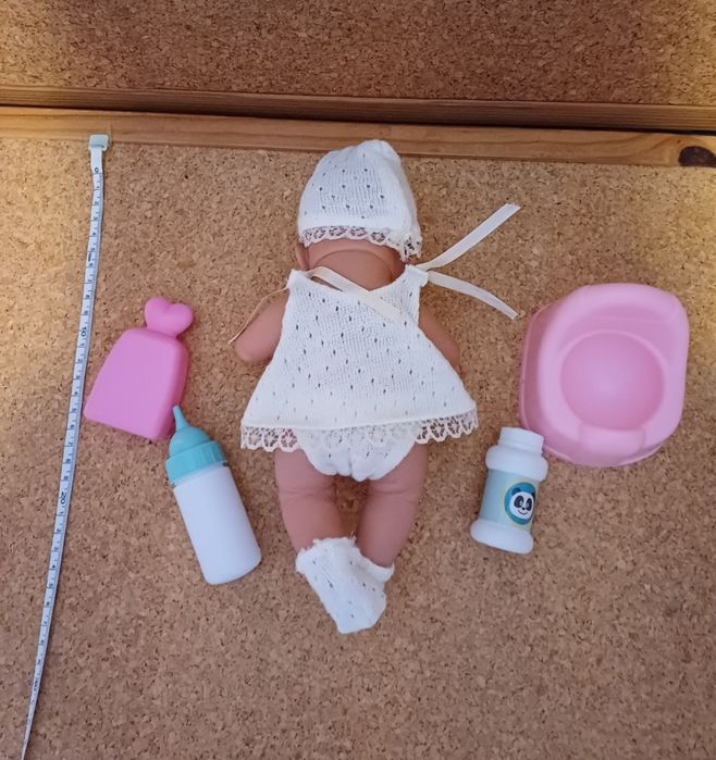 Boneca bebé com roupas e acessórios.