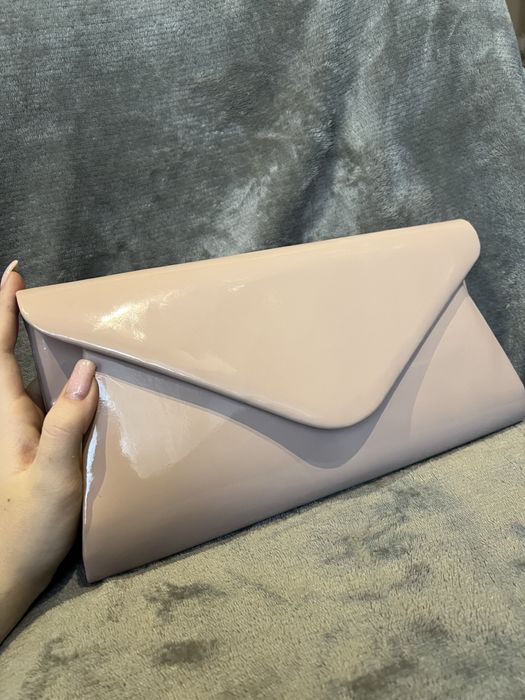 Лакова клач-сумочка з ремінцем