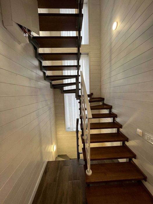 Будинок з ремонтом у лісовому Забуччі. Гараж.