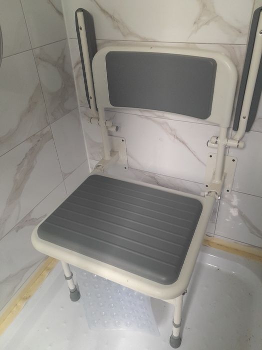Продається крісло у душову кабінку для людей з обмежени можливостями. Ціна 2000.де