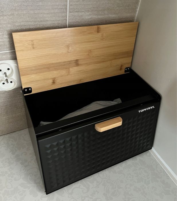 Duży chlebak metalowy czarny z deską bambusową