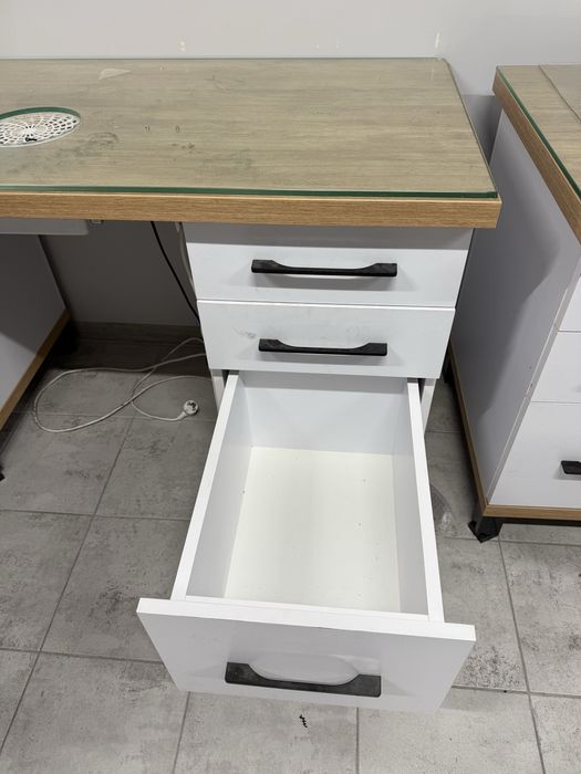 Терміново стіл для салону манікюрний офісний