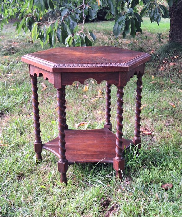 Efektowny drewniany stolik antyk