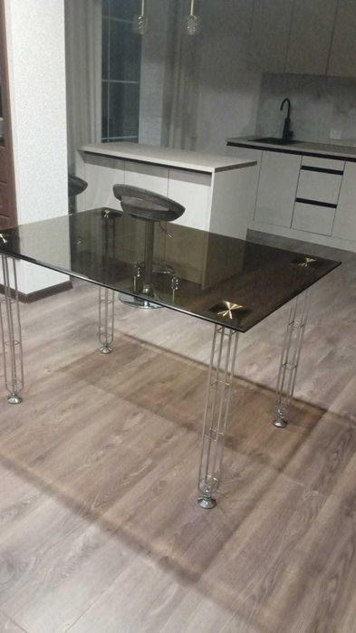 Продам стікляний стіл в ідеальному стані