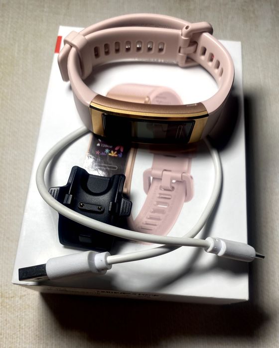 `Huawei Band 4 Pro Smartband damski - elegancja i technologia w jednym