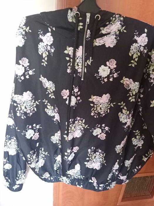 Wiatrówka czarna w kwiaty pastelowe