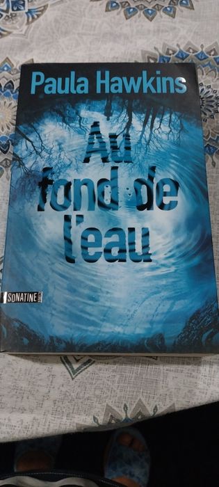 Au fond de l'eau. Portes incluídos.