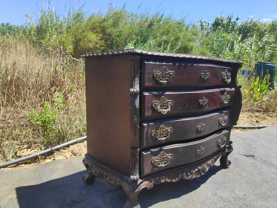 Cómoda com 4 gavetas estilo clássico