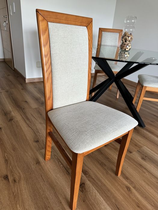 Cadeiras de madeira forradas a tecido