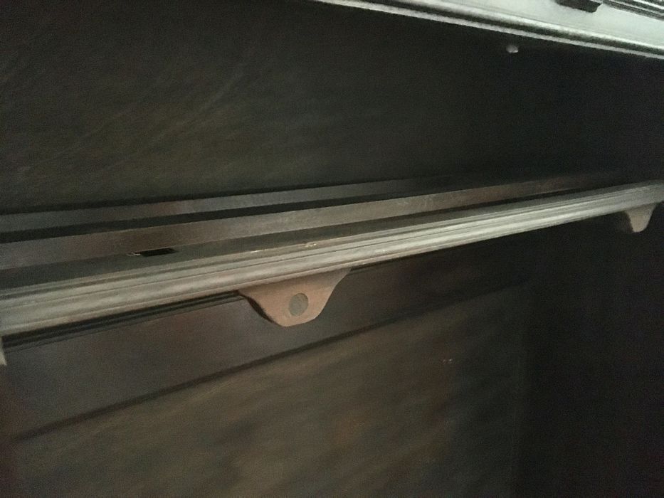 Roupeiro alto e robusto