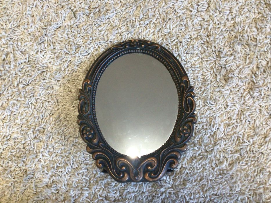 Зеркало на подставке